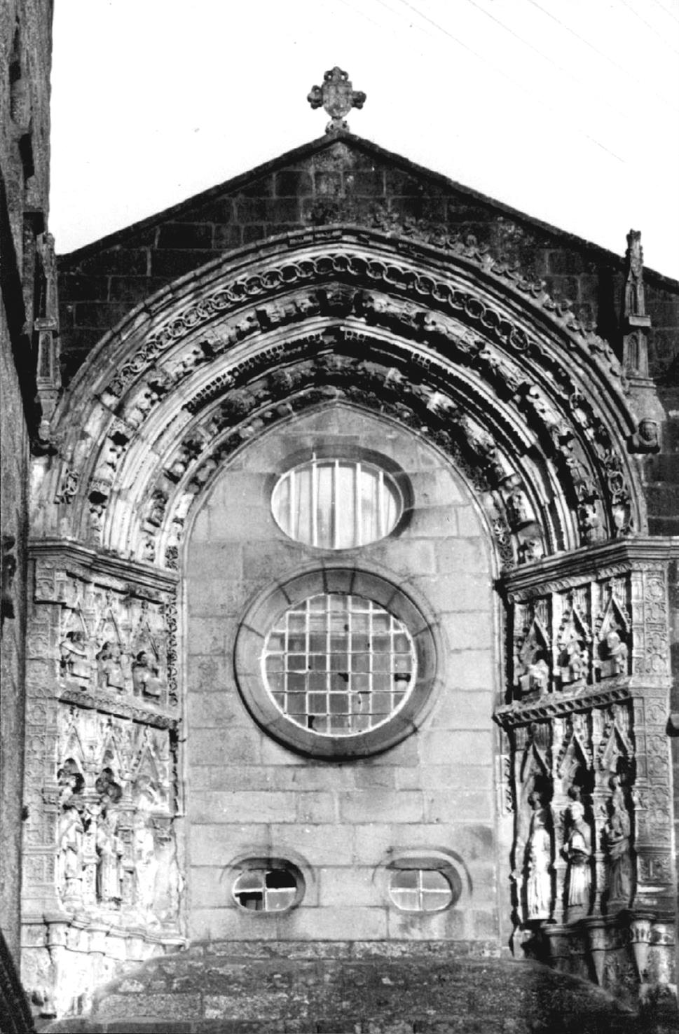 Guimarães : pormenor da fachada da Igreja de Nossa Senhora da Oliveira