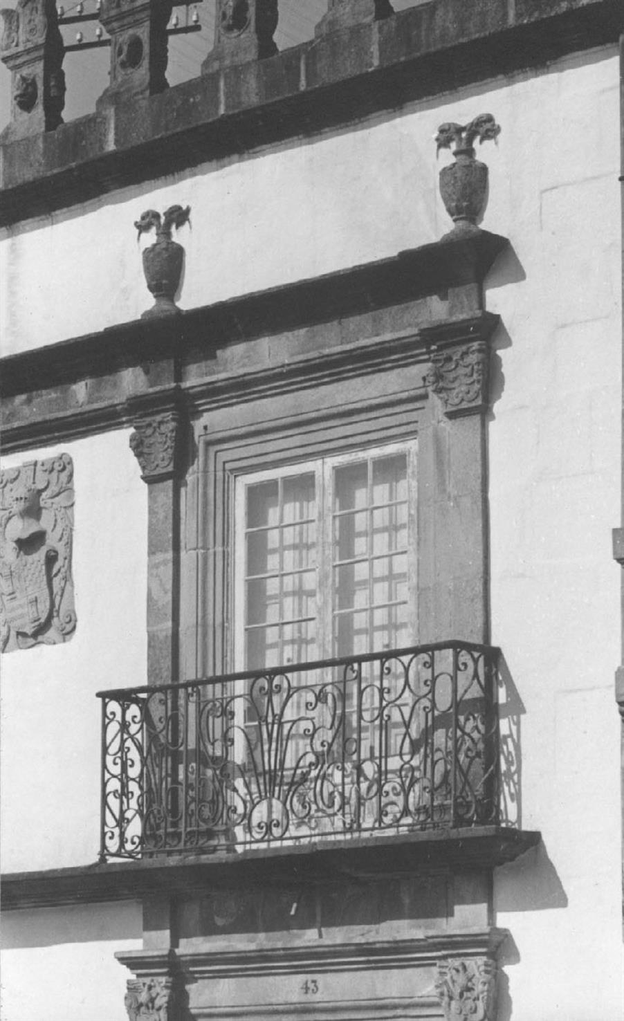 Viana do Castelo : janela da Casa dos Sotomaiores