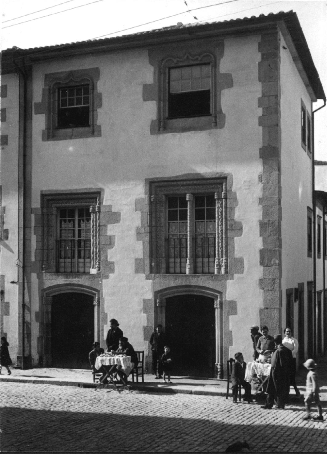 Viana do Castelo : casa em frente à igreja matriz : restaurada em 1937
