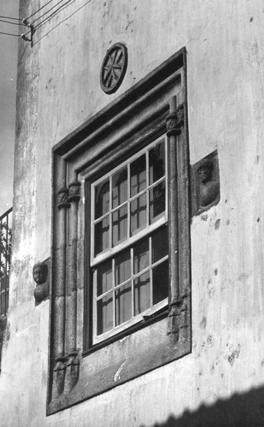 Viana do Castelo : janela da casa de Miguel de Vasconcelos