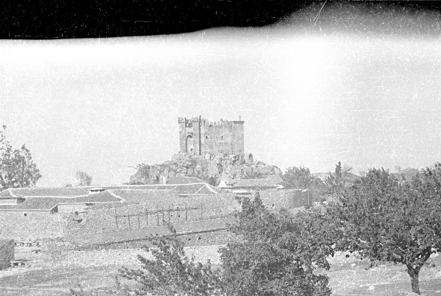 [Penedono : vista panorâmica do castelo]