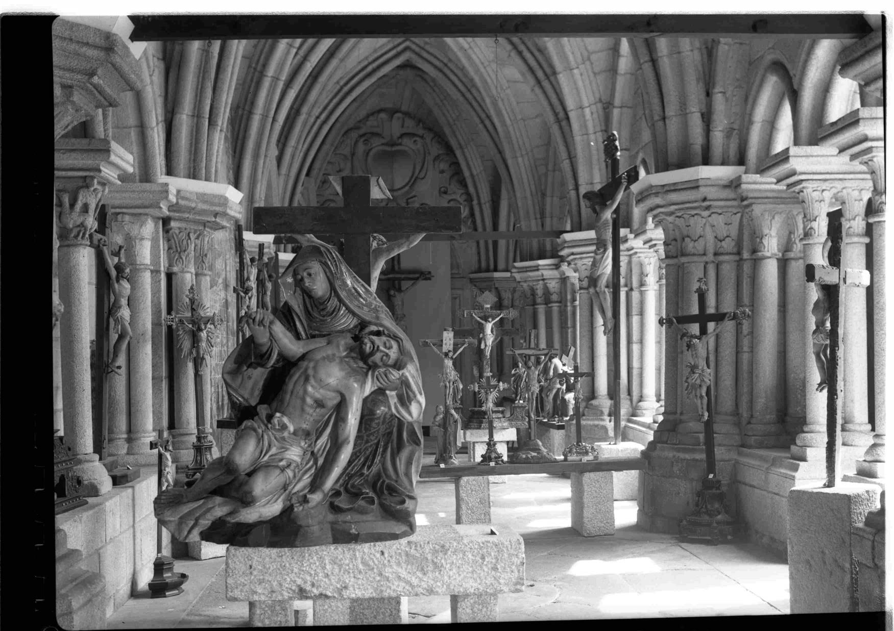 Cristo na Arte : algumas esculturas do séc. XII ao XIX existentes no Porto : aspecto da exposição