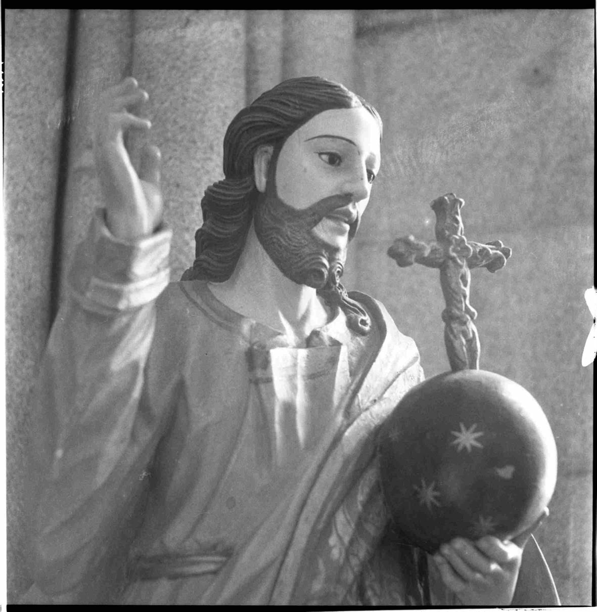 Cristo na Arte : algumas esculturas do séc. XII ao XIX existentes no Porto : São Salvador do Mundo : madeira