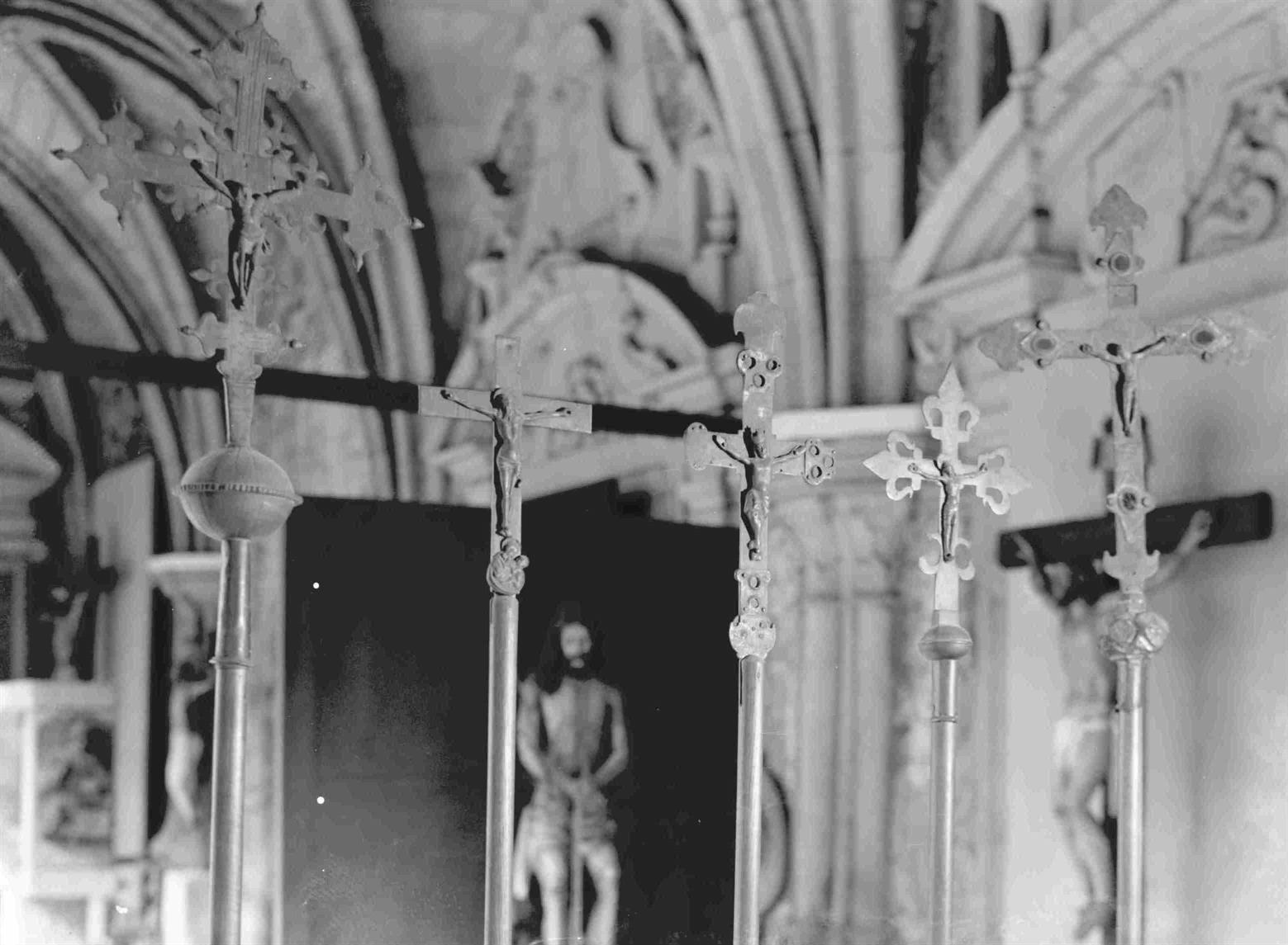 Cristo na Arte : algumas esculturas do séc. XII ao XIX existentes no Porto : cruzes processionais