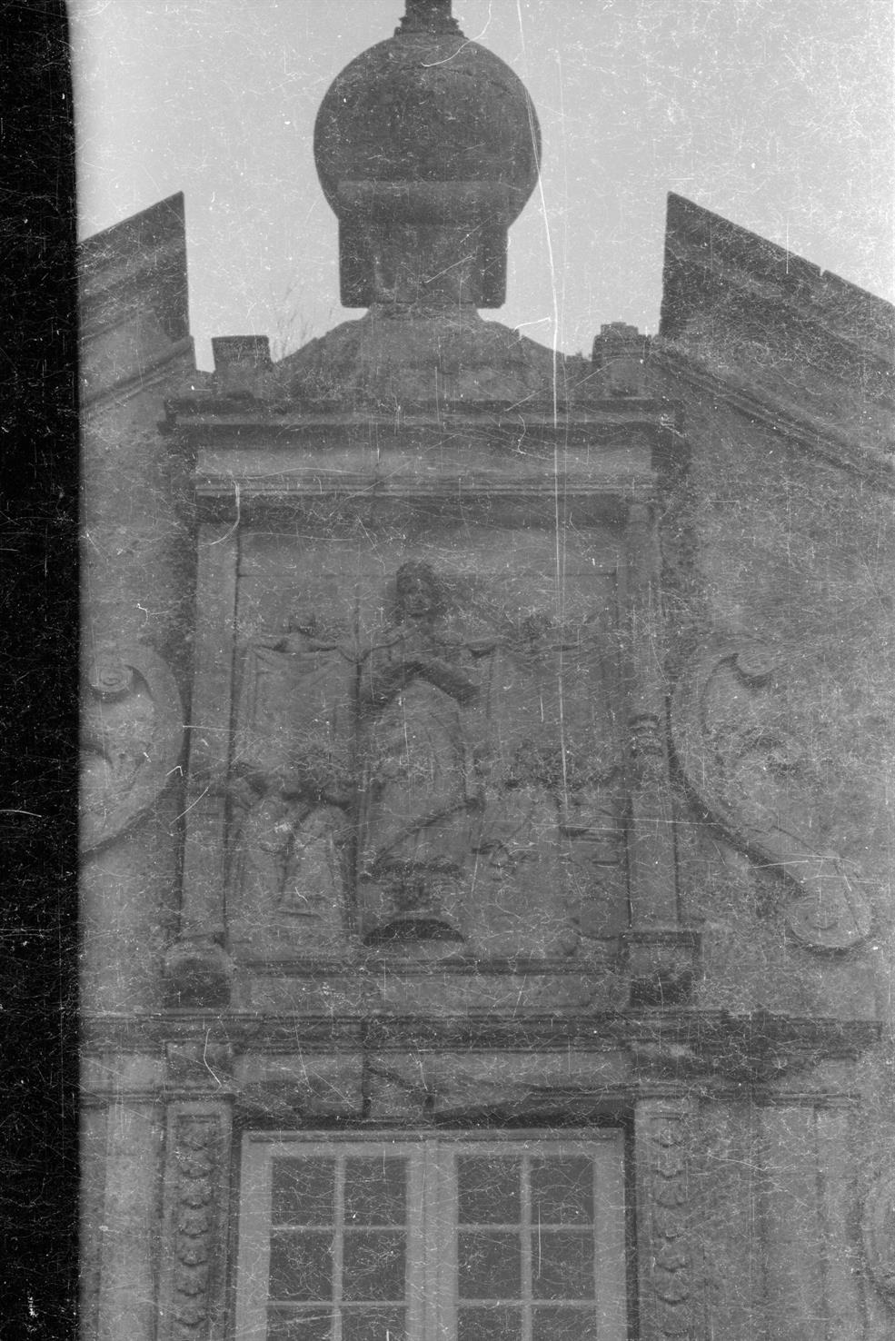 [Tentúgal : Montemor-o-Velho : baixo-relevo com a "Mater Omnium" da Igreja da Misericórdia]
