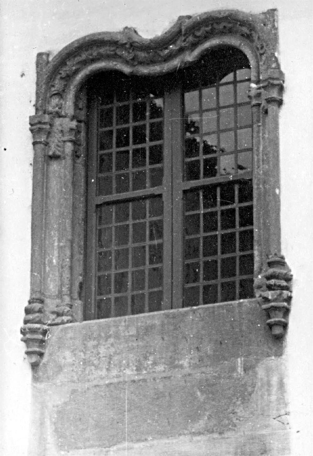 [Coimbra : janela do Museu Machado de Castro]