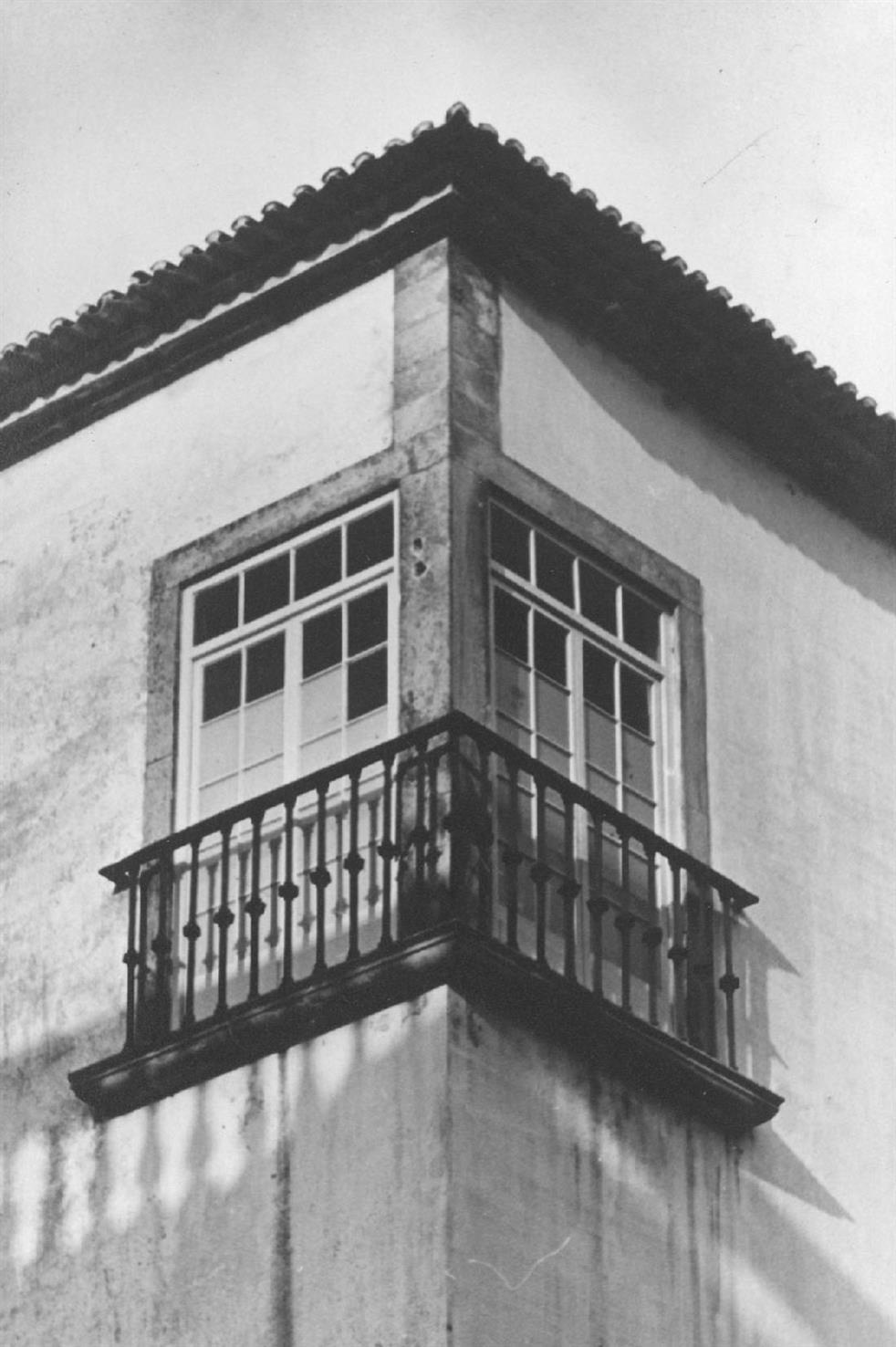 Coimbra : janela de canto do Museu Machado de Castro