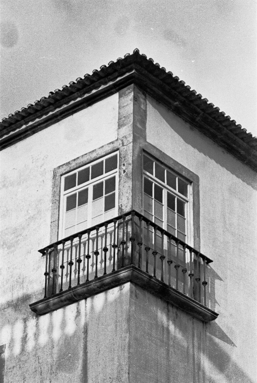 Coimbra : janela de canto do Museu Machado de Castro