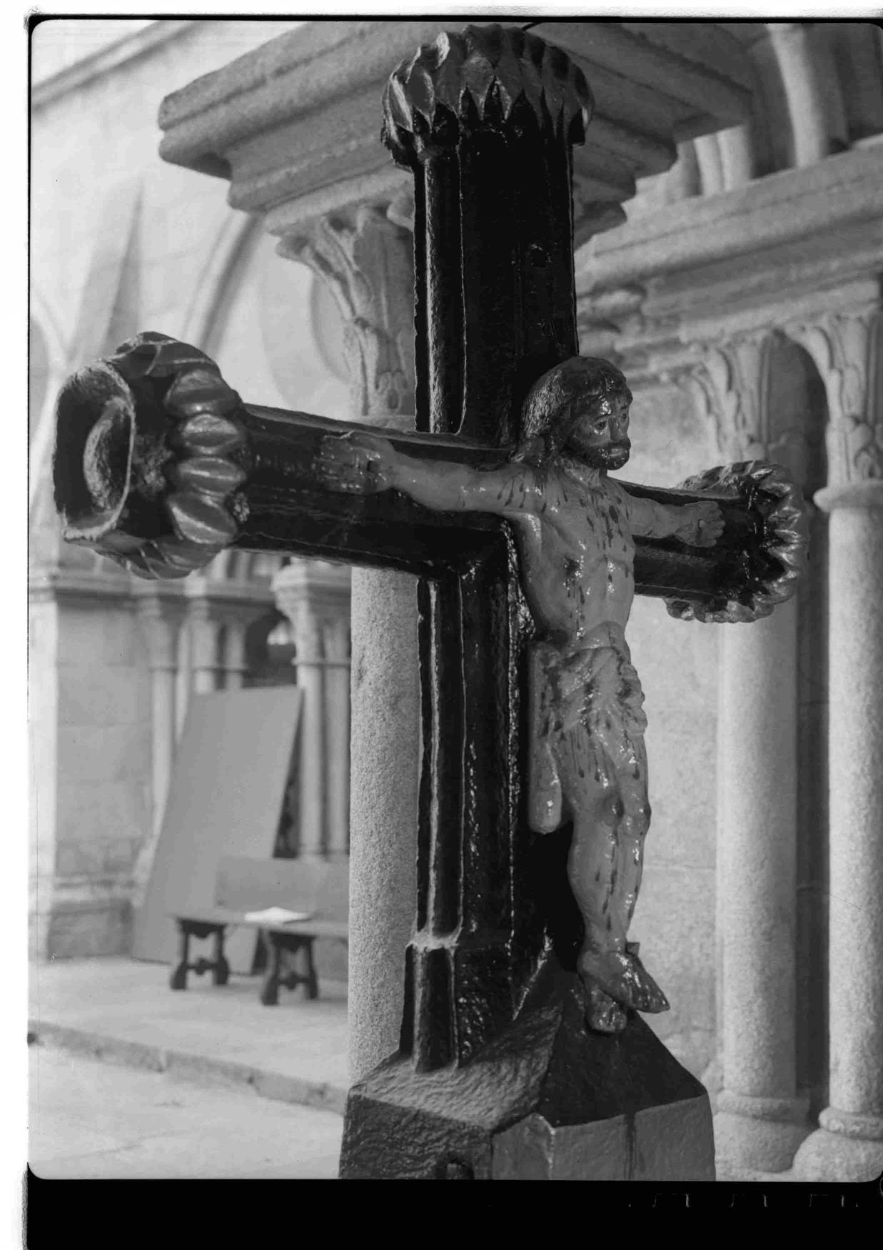 Cristo na Arte : algumas esculturas do séc. XII ao XIX existentes no Porto : cruzeiro «Senhor do Socorro»