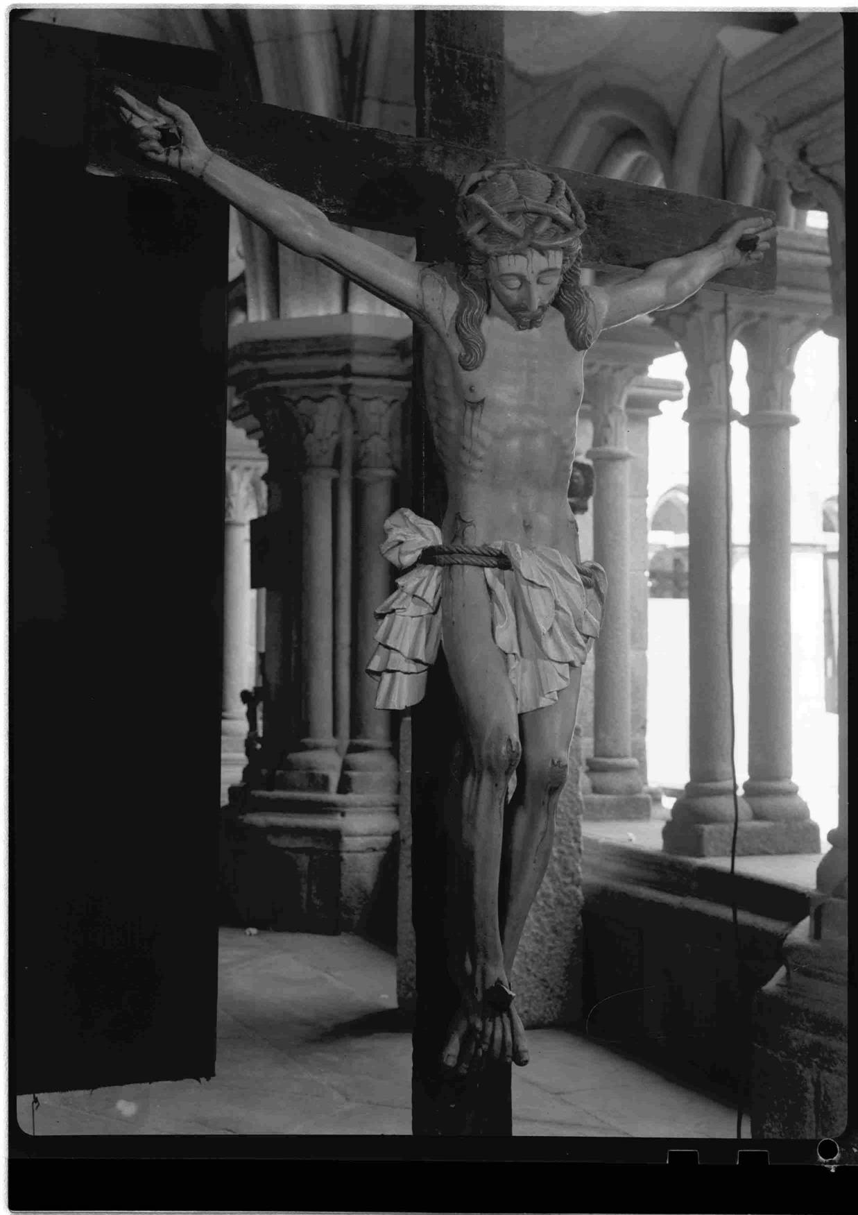Cristo na Arte : algumas esculturas do séc. XII ao XIX existentes no Porto : Cristo na cruz : madeira