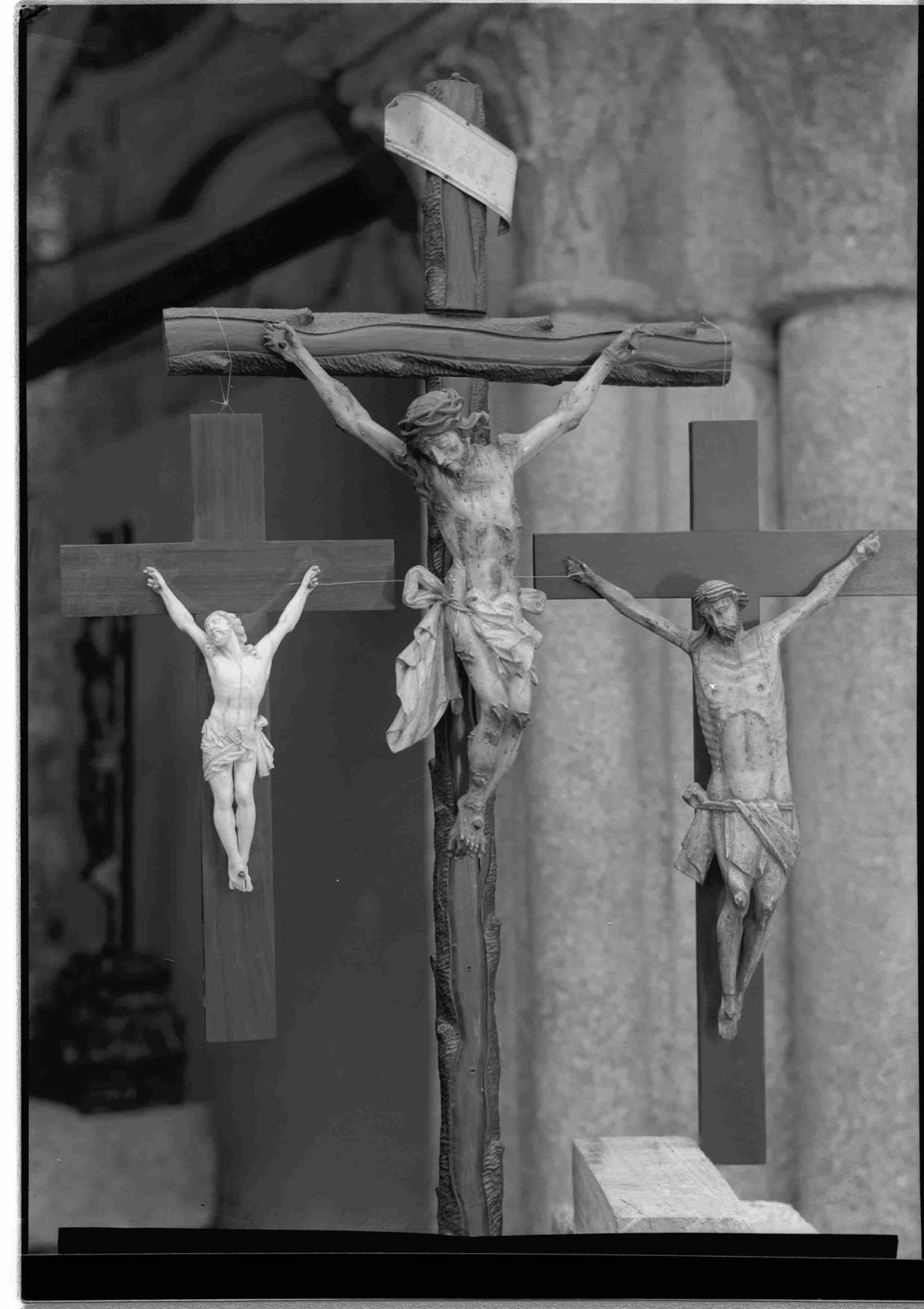 Cristo na Arte : algumas esculturas do séc. XII ao XIX existentes no Porto : crucifixos : madeira