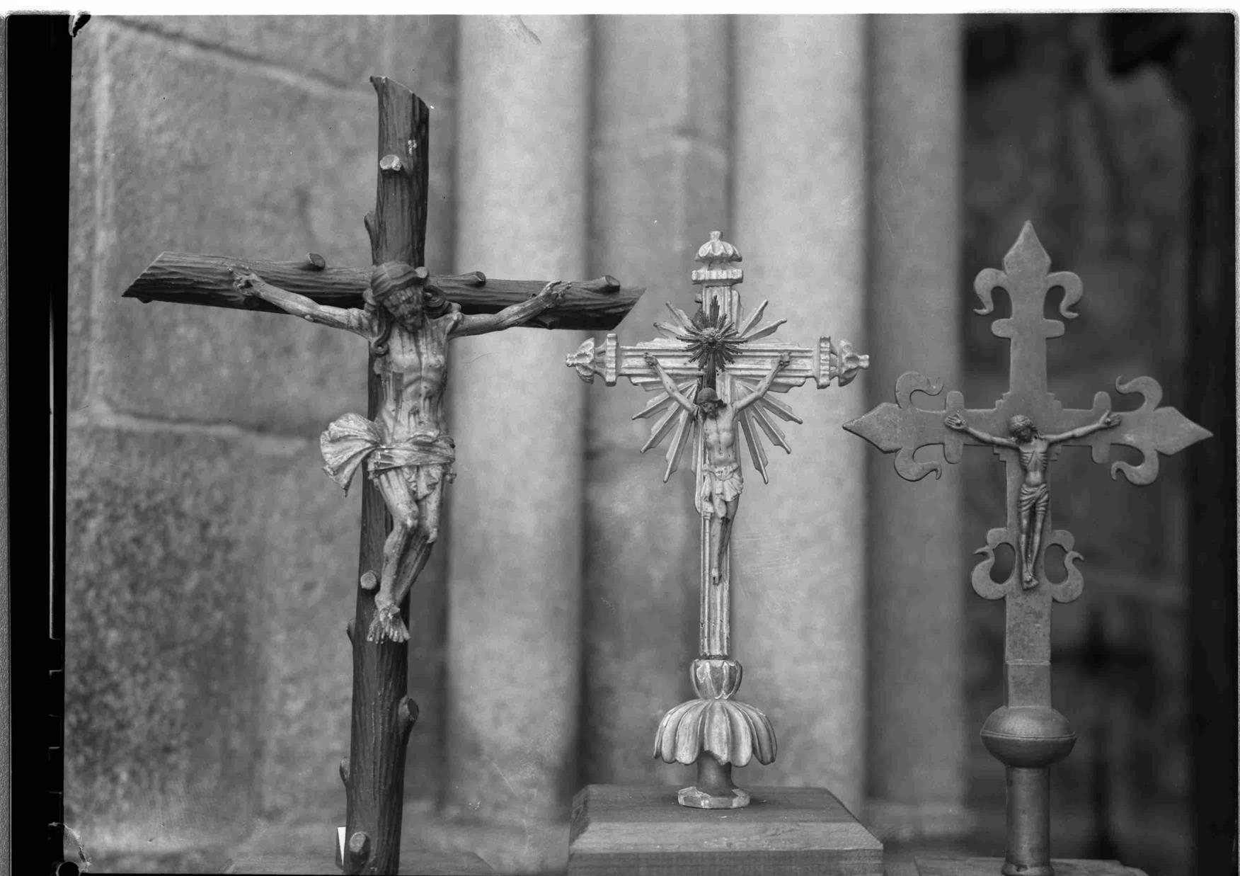 Cristo na Arte : algumas esculturas do séc. XII ao XIX existentes no Porto : crucifixo : madeira : cruz processional : latão