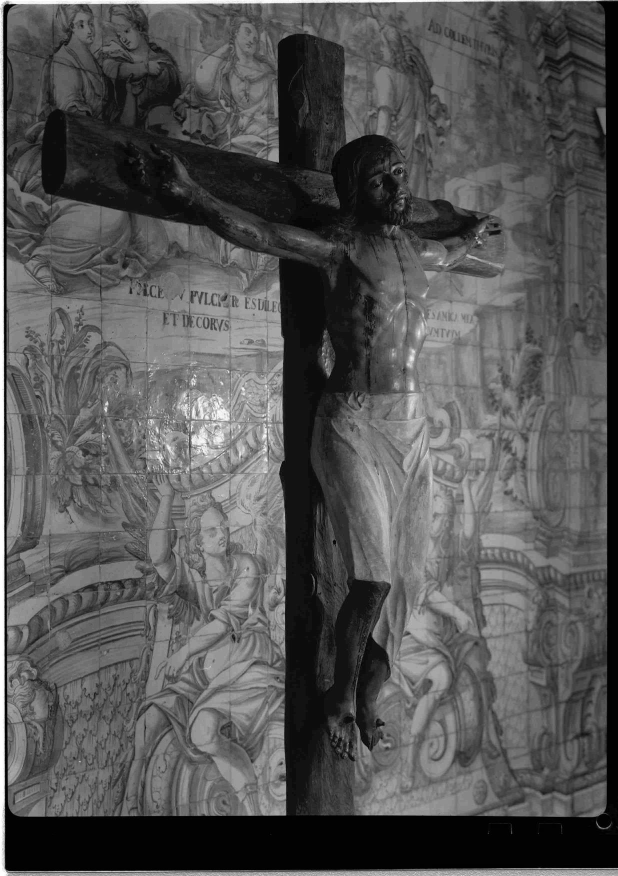 Cristo na Arte : algumas esculturas do séc. XII ao XIX existentes no Porto : Cristo na cruz