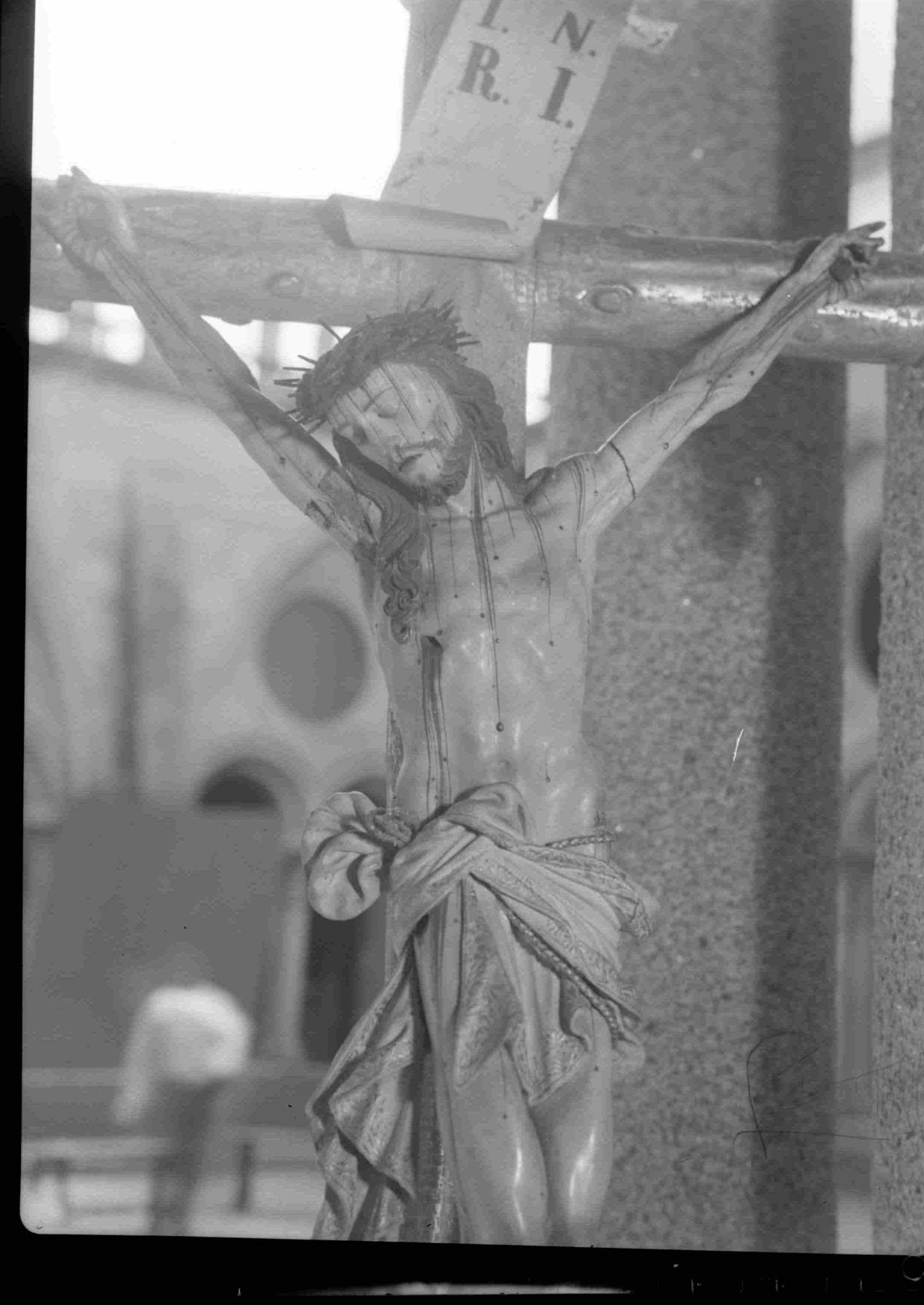 Cristo na Arte : algumas esculturas do séc. XII ao XIX existentes no Porto : crucifixo : madeira