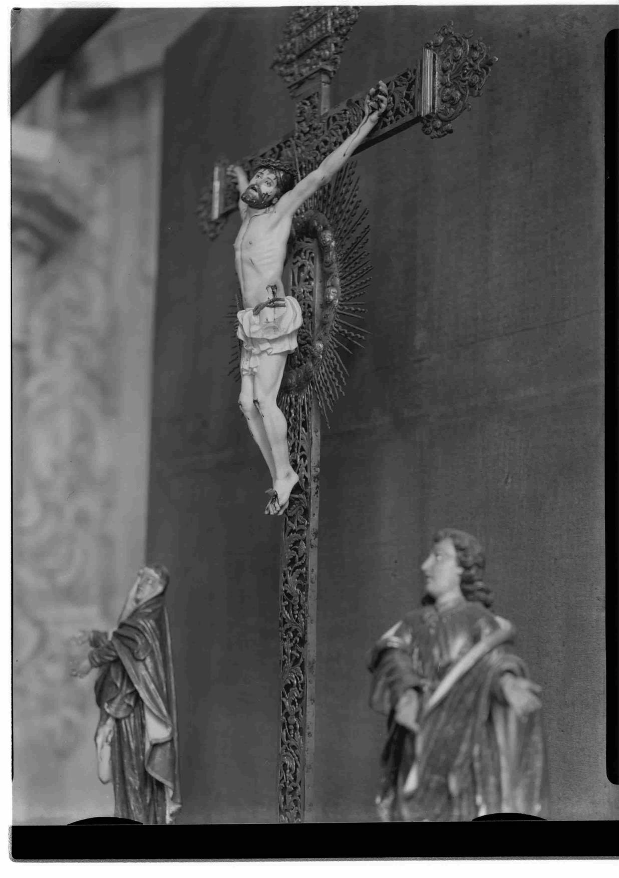 Cristo na Arte : algumas esculturas do séc. XII ao XIX existentes no Porto : crucifixo do Senhor Salvador : Nossa Senhora e São João