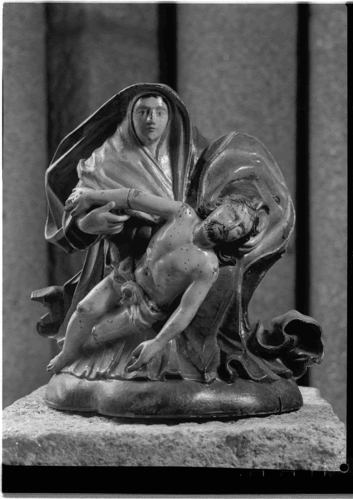 Cristo na Arte : algumas esculturas do séc. XII ao XIX existentes no Porto : Nossa Senhora da Piedade : madeira