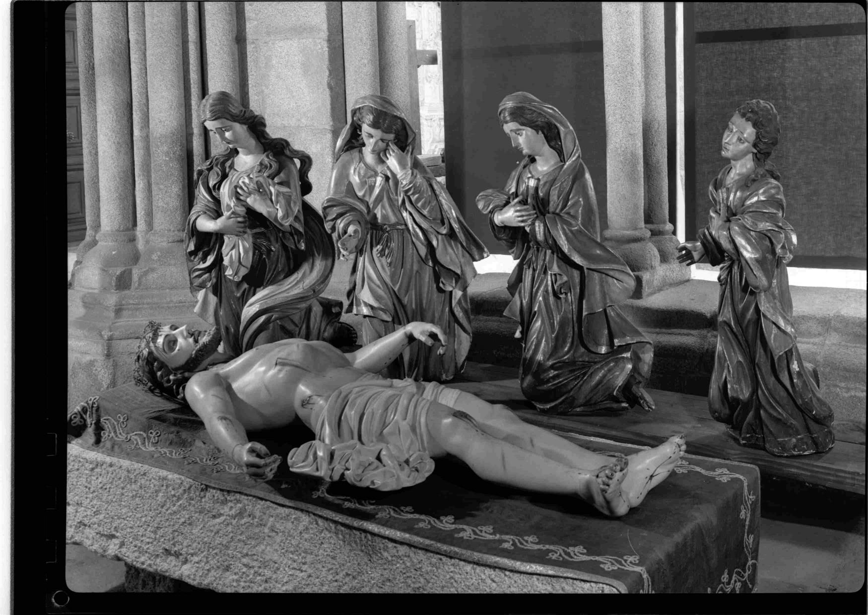 Cristo na Arte : algumas esculturas do séc. XII ao XIX existentes no Porto : Nossa Senhora : Marta : Maria Madalena : São João : Senhor Morto : madeira