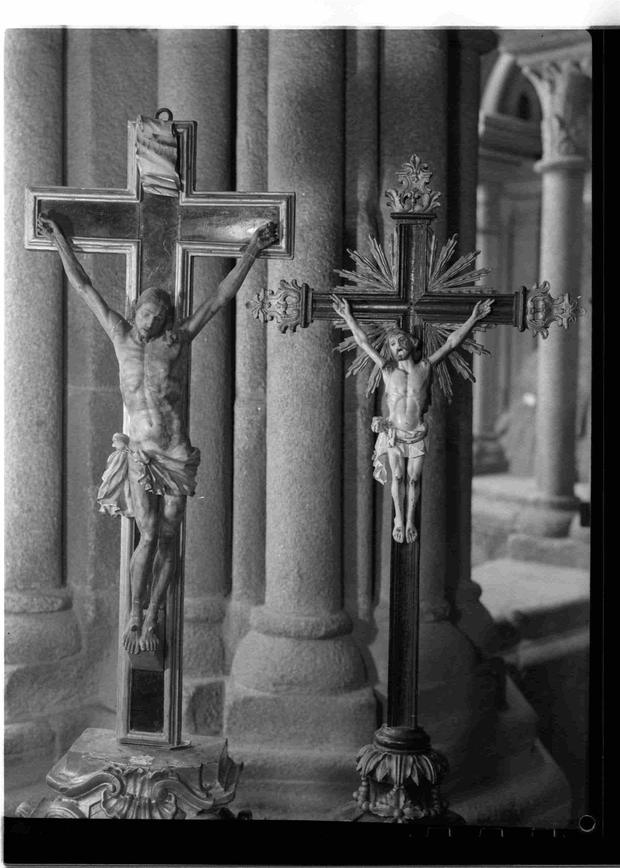 Cristo na Arte : algumas esculturas do séc. XII ao XIX existentes no Porto : crucifixos : madeira