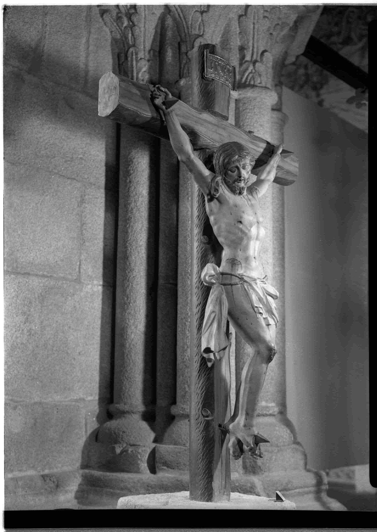 Cristo na Arte : algumas esculturas do séc. XII ao XIX existentes no Porto : Cristo crucificado : madeira