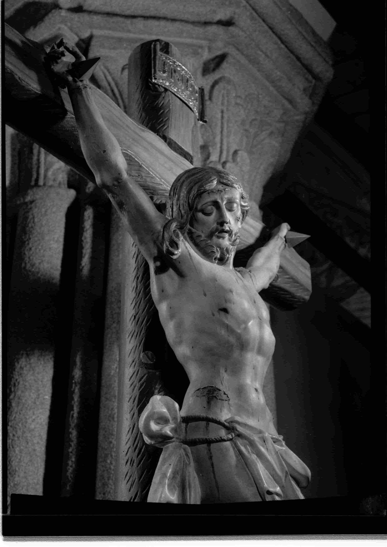 Cristo na Arte : algumas esculturas do séc. XII ao XIX existentes no Porto : Cristo crucificado : madeira