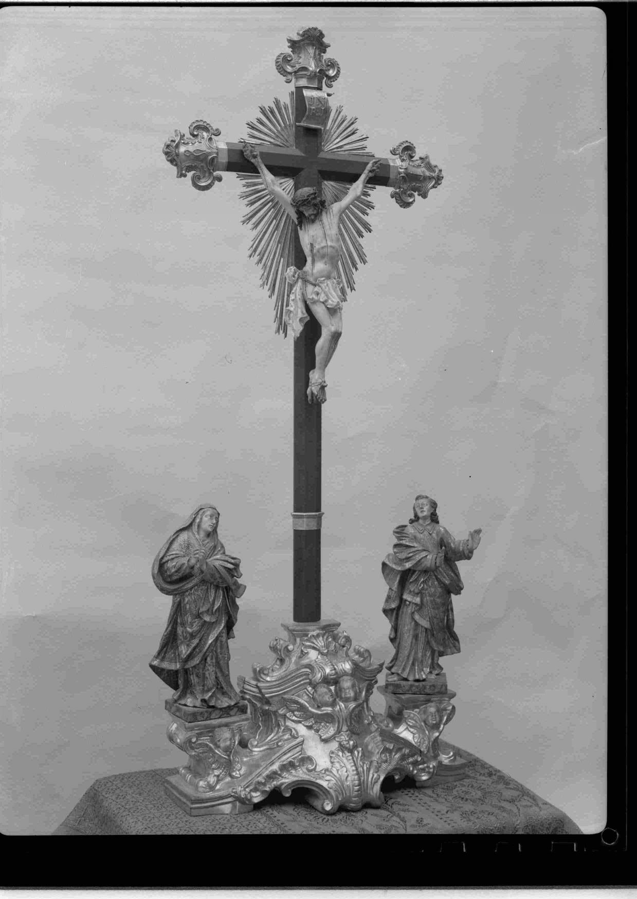 Cristo na Arte : algumas esculturas do séc. XII ao XIX existentes no Porto : crucifixo : imagens de Nossa Senhora e São João Evangelista : madeira
