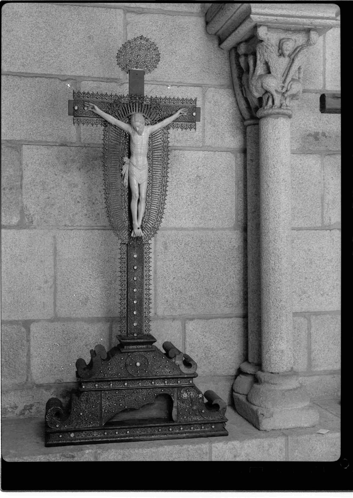 Cristo na Arte : algumas esculturas do séc. XII ao XIX existentes no Porto : crucifixo : Indo-português