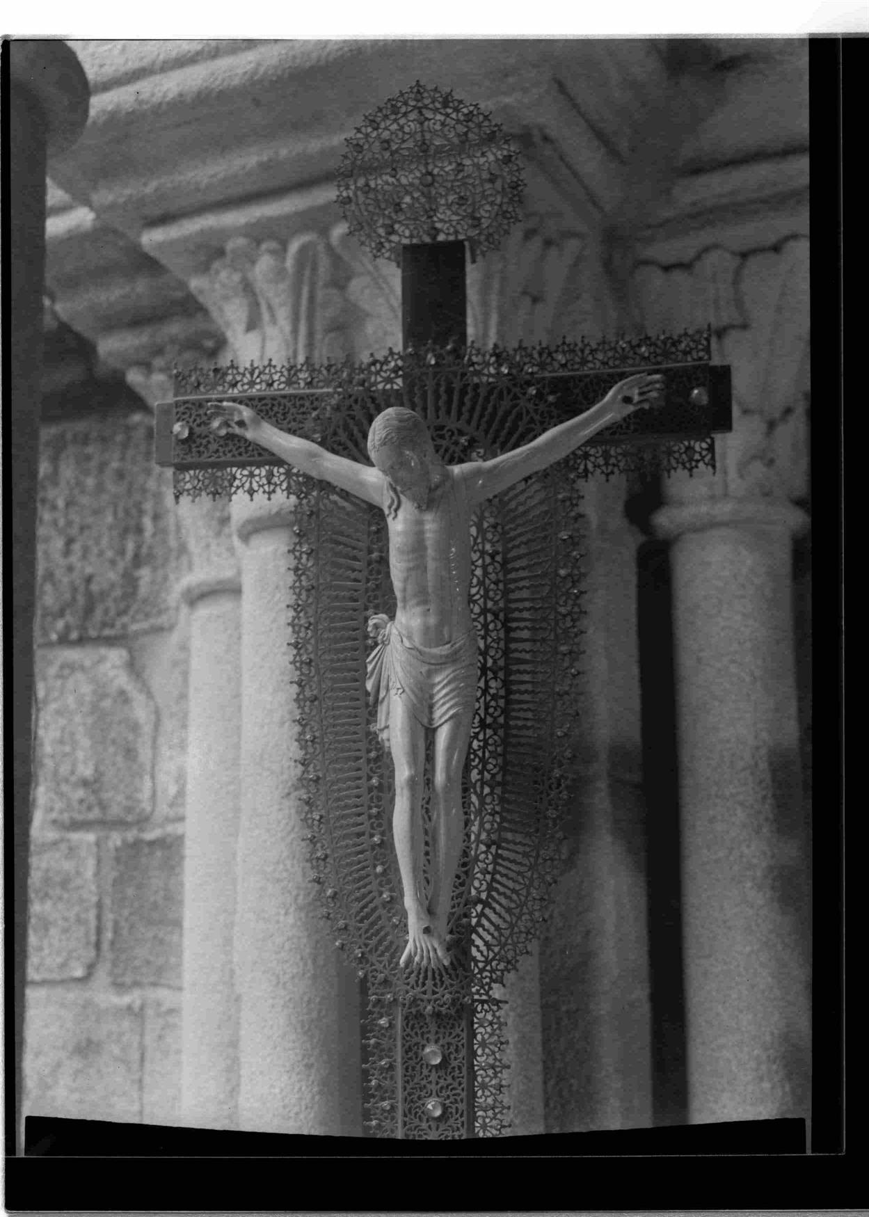 Cristo na Arte : algumas esculturas do séc. XII ao XIX existentes no Porto : crucifixo : Indo-português