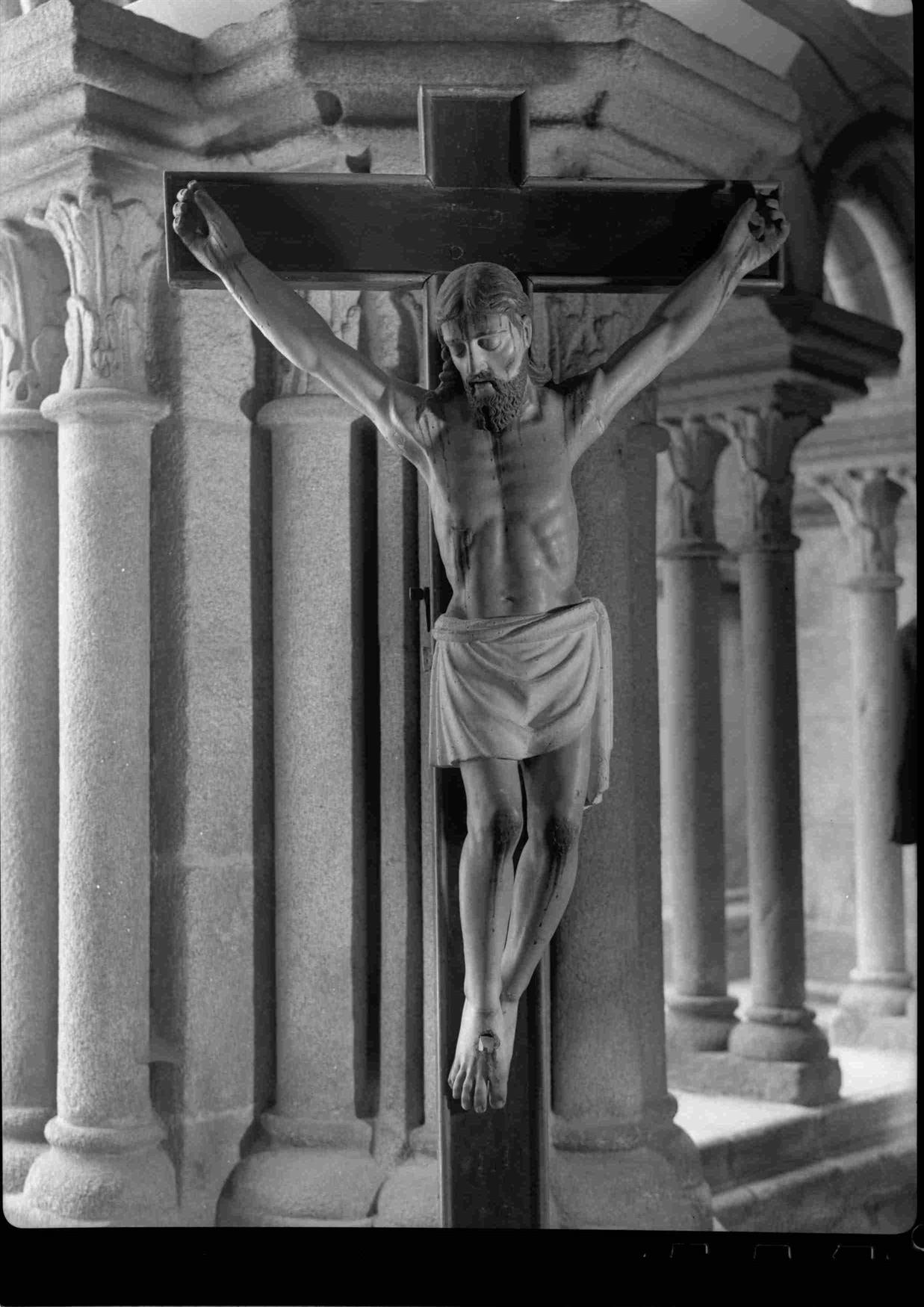 Cristo na Arte : algumas esculturas do séc. XII ao XIX existentes no Porto : Cristo na cruz, 1728 : madeira