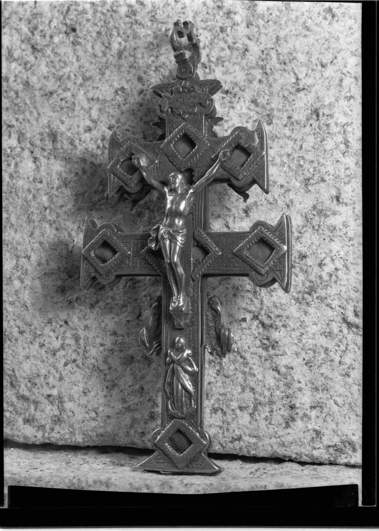 Cristo na Arte : algumas esculturas do séc. XII ao XIX existentes no Porto : cruz relicário : latão