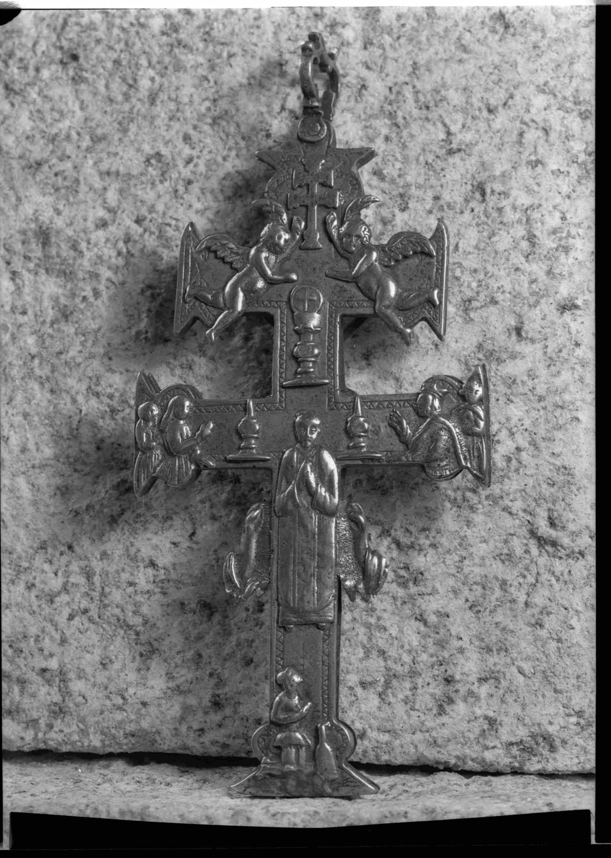 Cristo na Arte : algumas esculturas do séc. XII ao XIX existentes no Porto : cruz relicário : latão