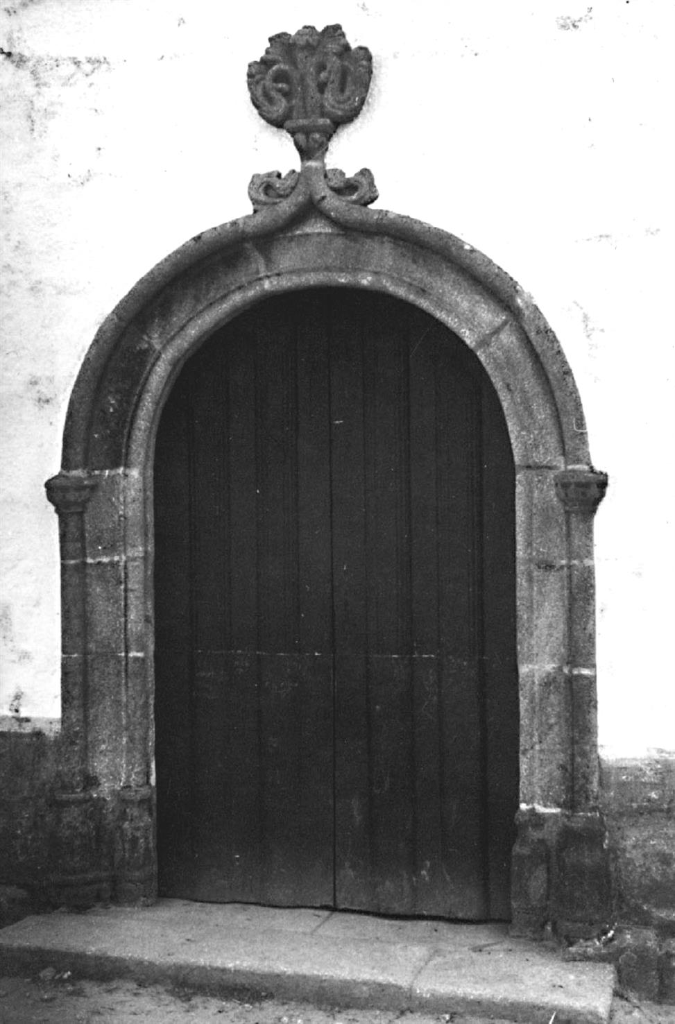 Deão : concelho de Viana do Castelo : porta principal da igreja matriz