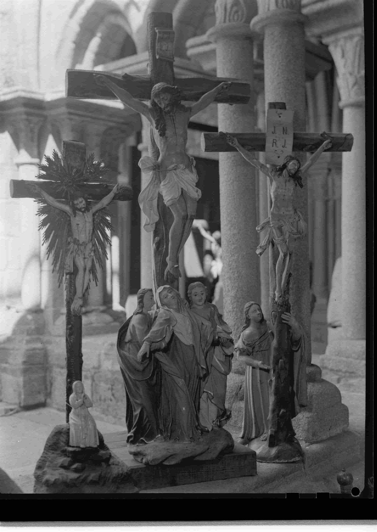 Cristo na Arte : algumas esculturas do séc. XII ao XIX existentes no Porto : Cristo na cruz e Maria Madalena : madeira