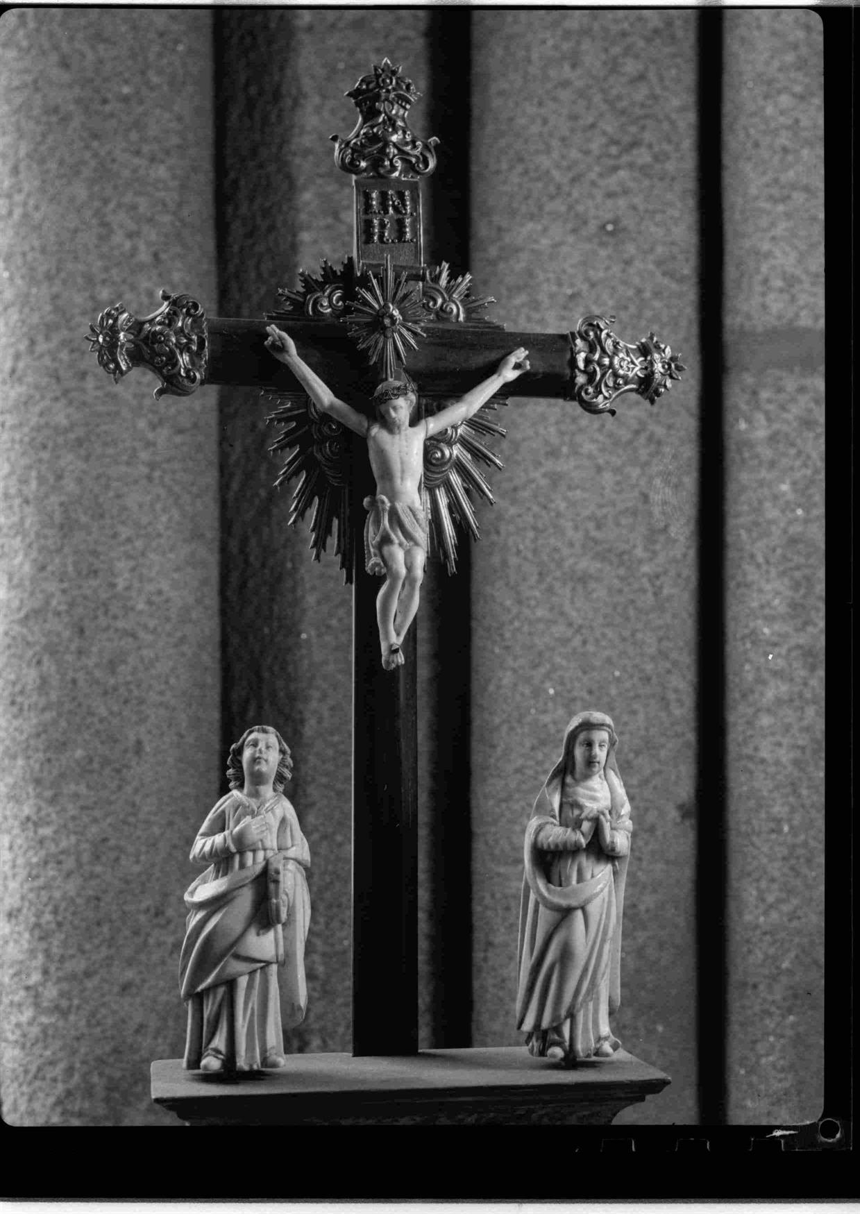 Cristo na Arte : algumas esculturas do séc. XII ao XIX existentes no Porto : crucifixo : imagens de Nossa Senhora e de São João : marfim