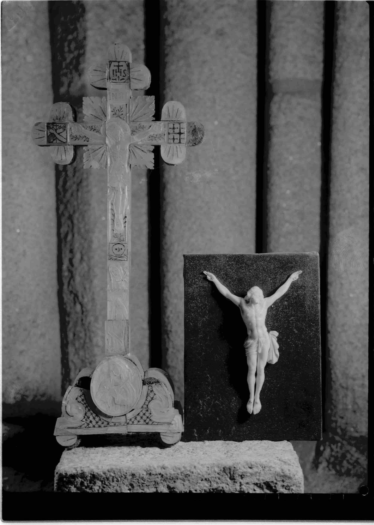 Cristo na Arte : algumas esculturas do séc. XII ao XIX existentes no Porto : Cristo : marfim