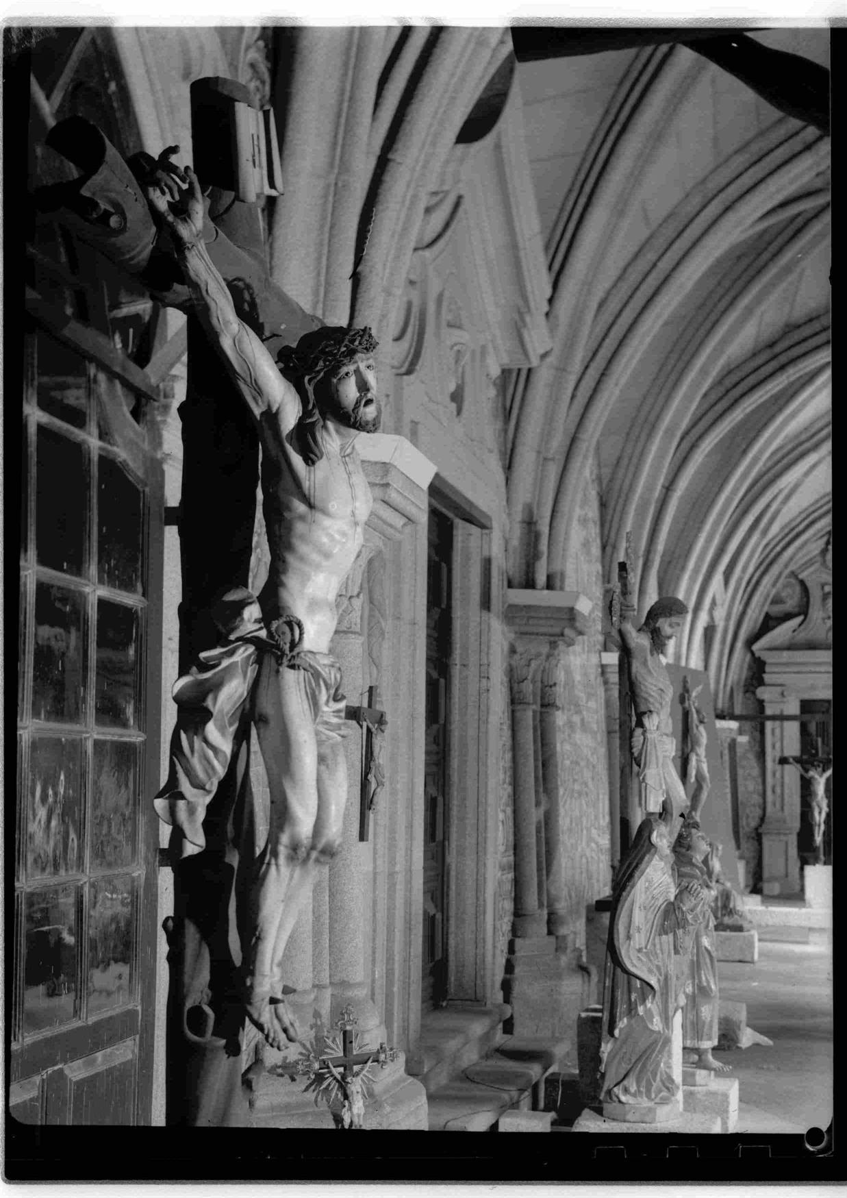 Cristo na Arte : algumas esculturas do séc. XII ao XIX existentes no Porto : Cristo crucificado
