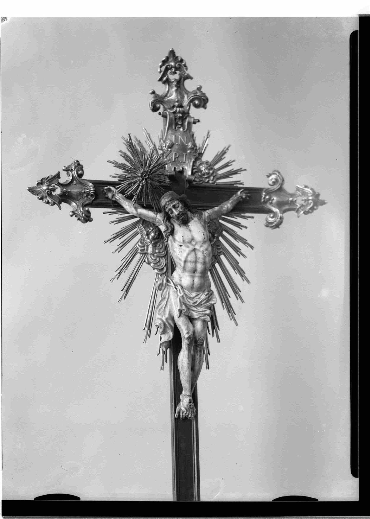 Cristo na Arte : algumas esculturas do séc. XII ao XIX existentes no Porto : Cristo crucificado