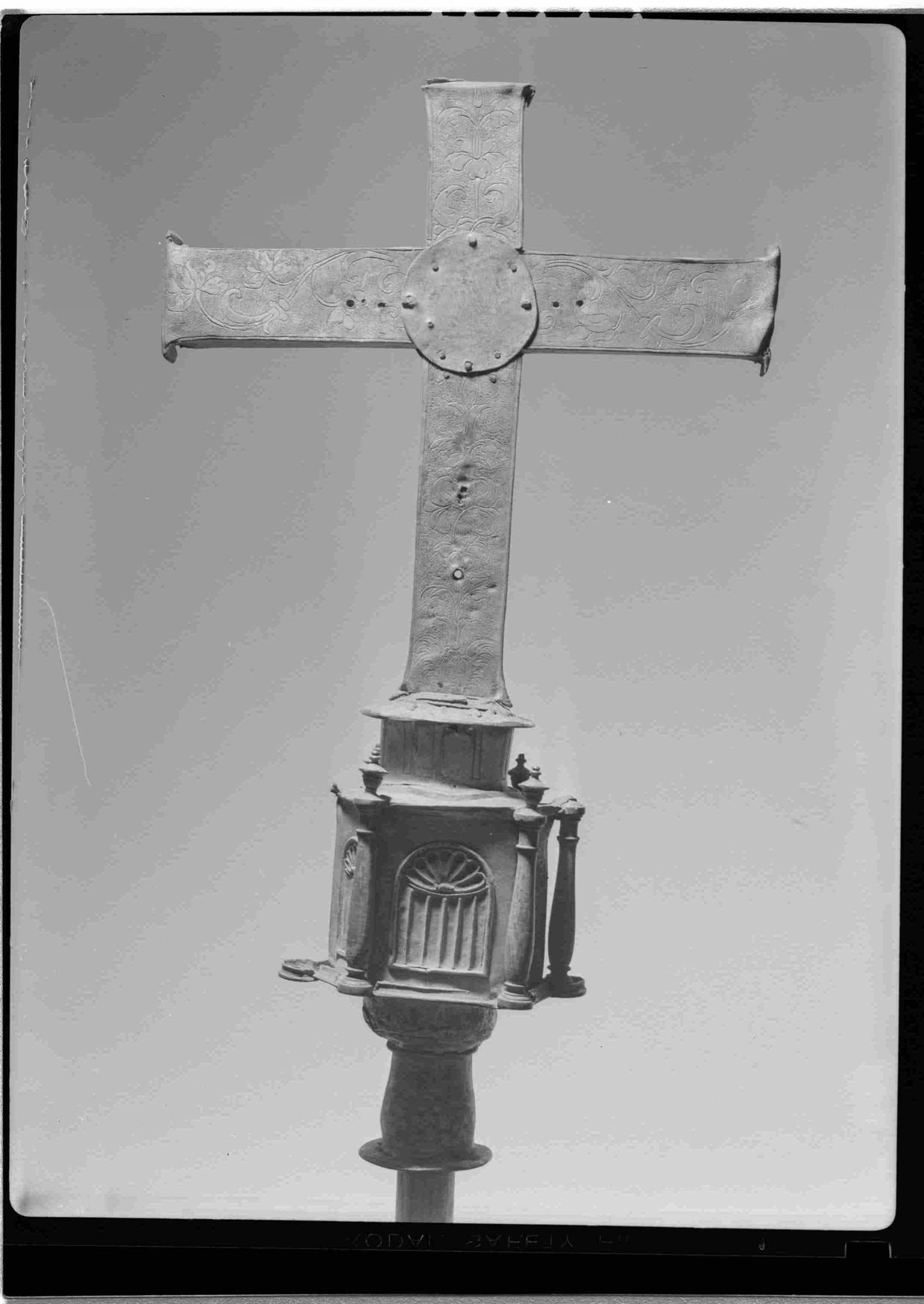Cristo na Arte : algumas esculturas do séc. XII ao XIX existentes no Porto : cruz processional : século XVI