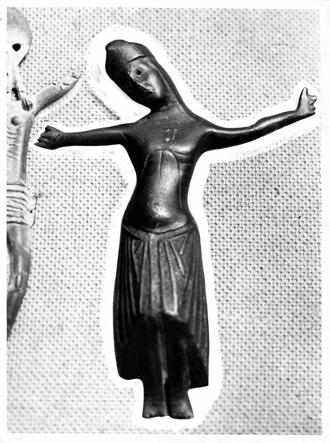 Cristo na Arte : algumas esculturas do séc. XII ao XIX existentes no Porto : Cristo : de uma cruz processional : cobre
