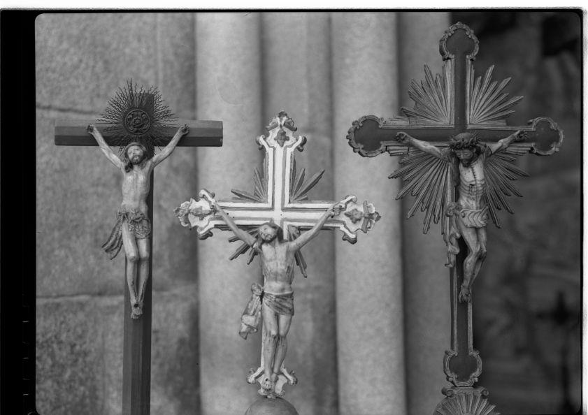Cristo na Arte : algumas esculturas do séc. XII ao XIX existentes no Porto : crucifíxos : madeira