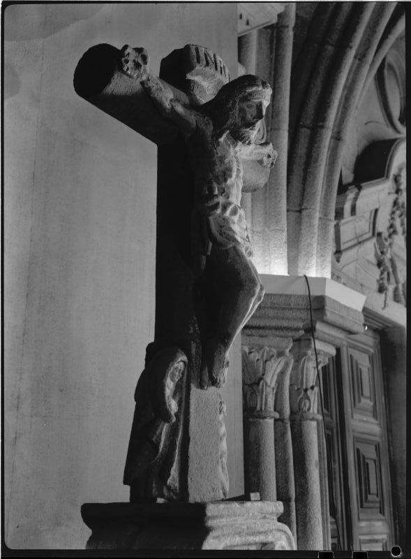 Cristo na Arte : algumas esculturas do séc. XII ao XIX existentes no Porto : cruzeiro «Senhor Jesus de Bouças»