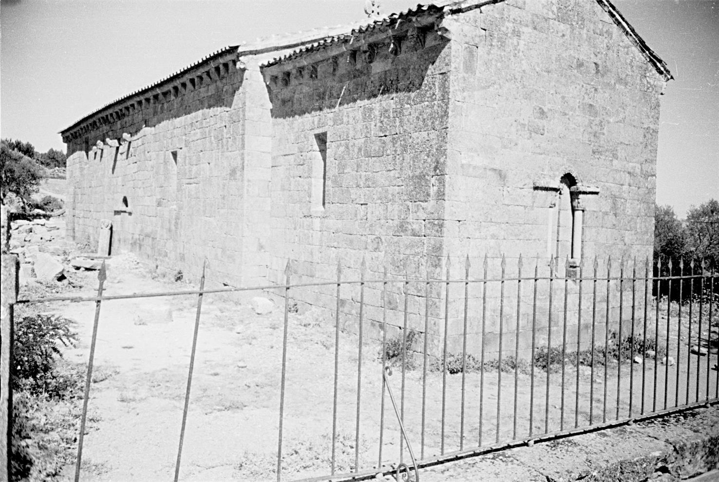 [Outeiro Seco : concelho de Chaves : capela-mor e fachada sul da igreja matriz]