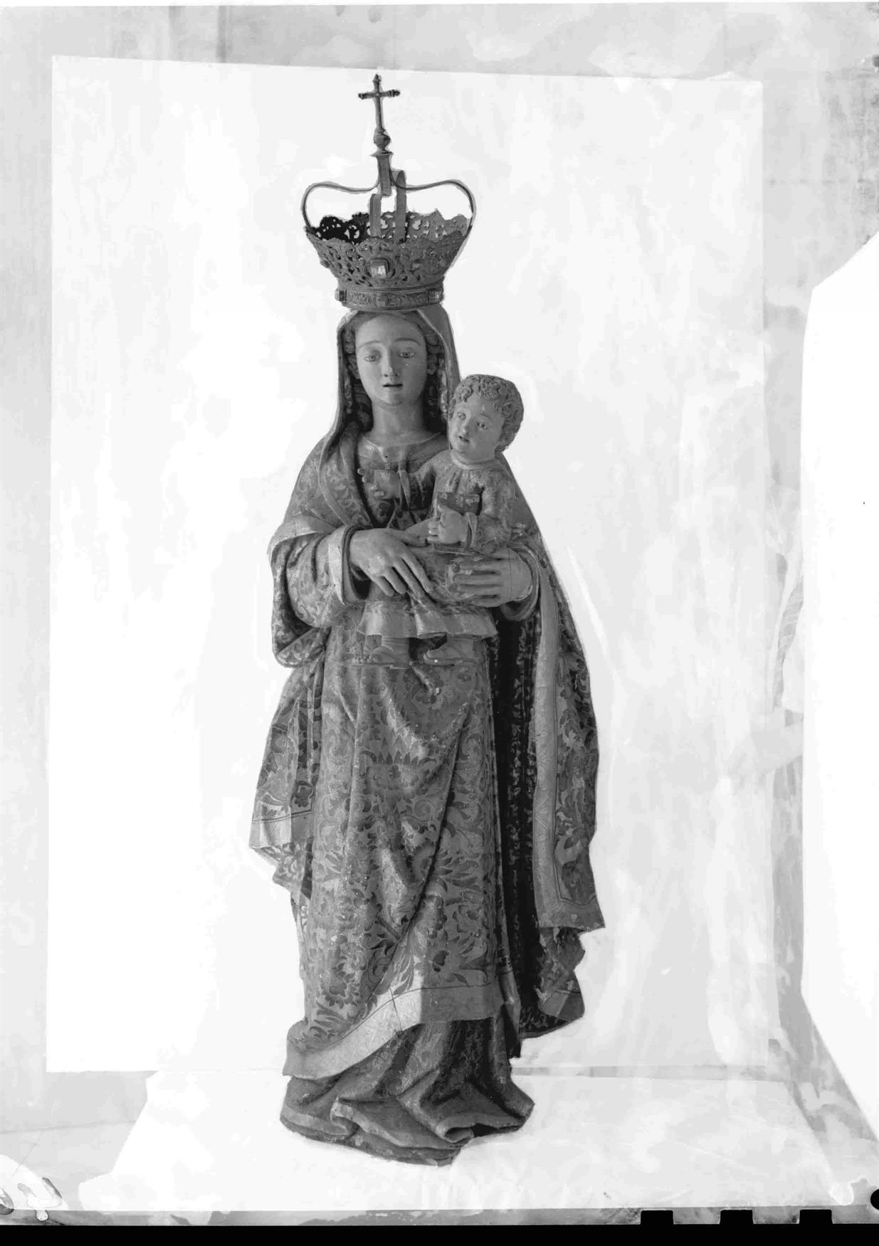 Imagens de Nossa Senhora : Nossa Senhora do Rosário : madeira : século XVII