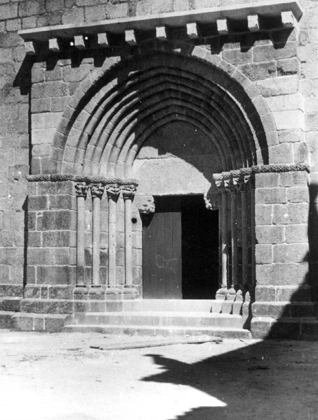 Travanca : concelho de Amarante : porta principal da igreja matriz