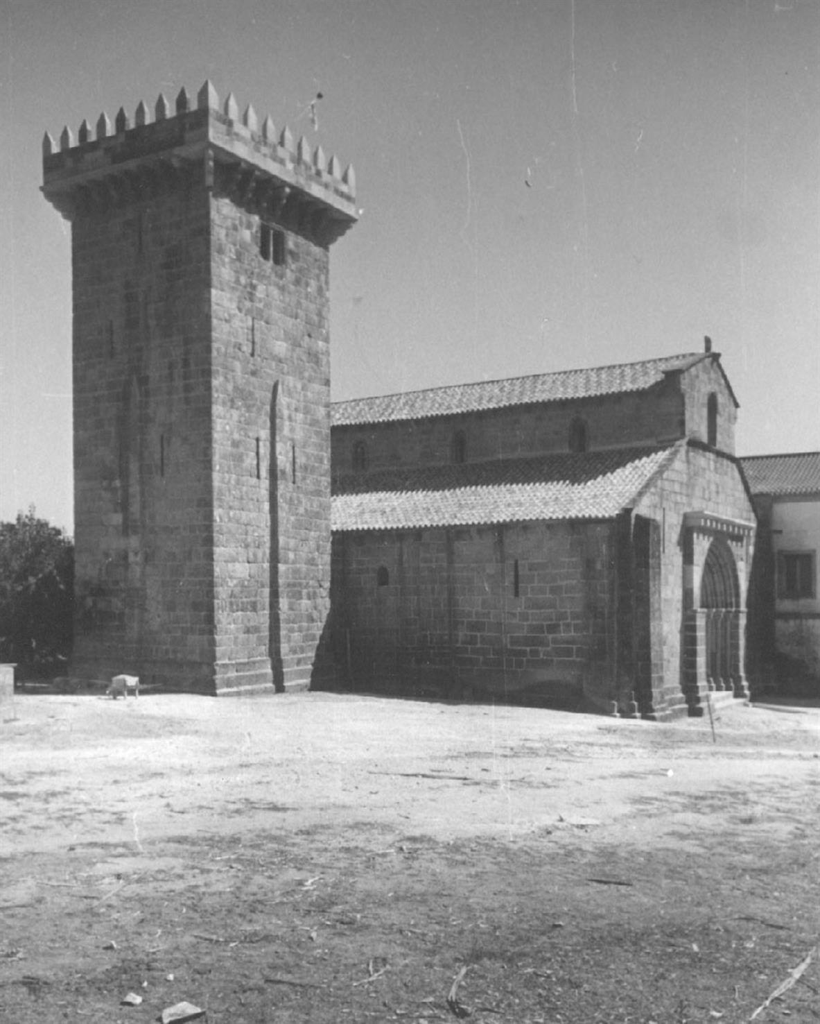 Travanca : concelho de Amarante : vista geral da igreja matriz e torre