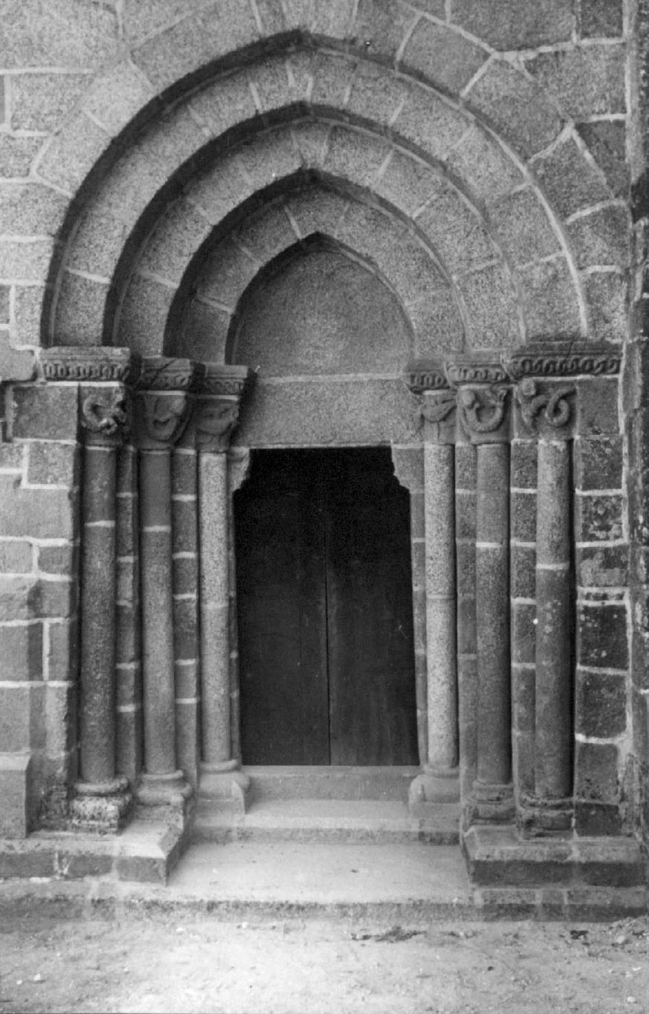 Travanca : concelho de Amarante : porta lateral norte da igreja matriz