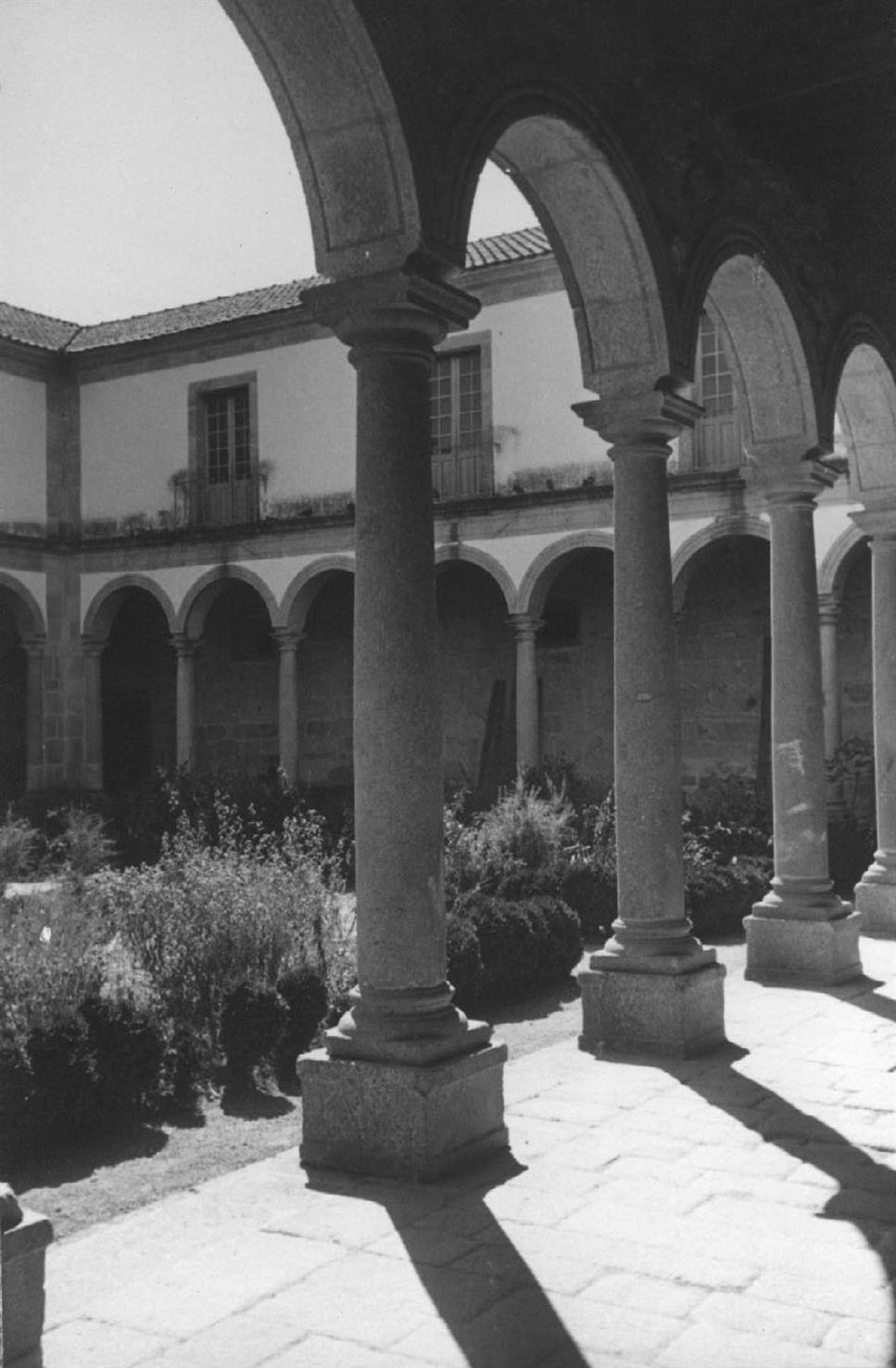 Travanca : concelho de Amarante : claustro do convento