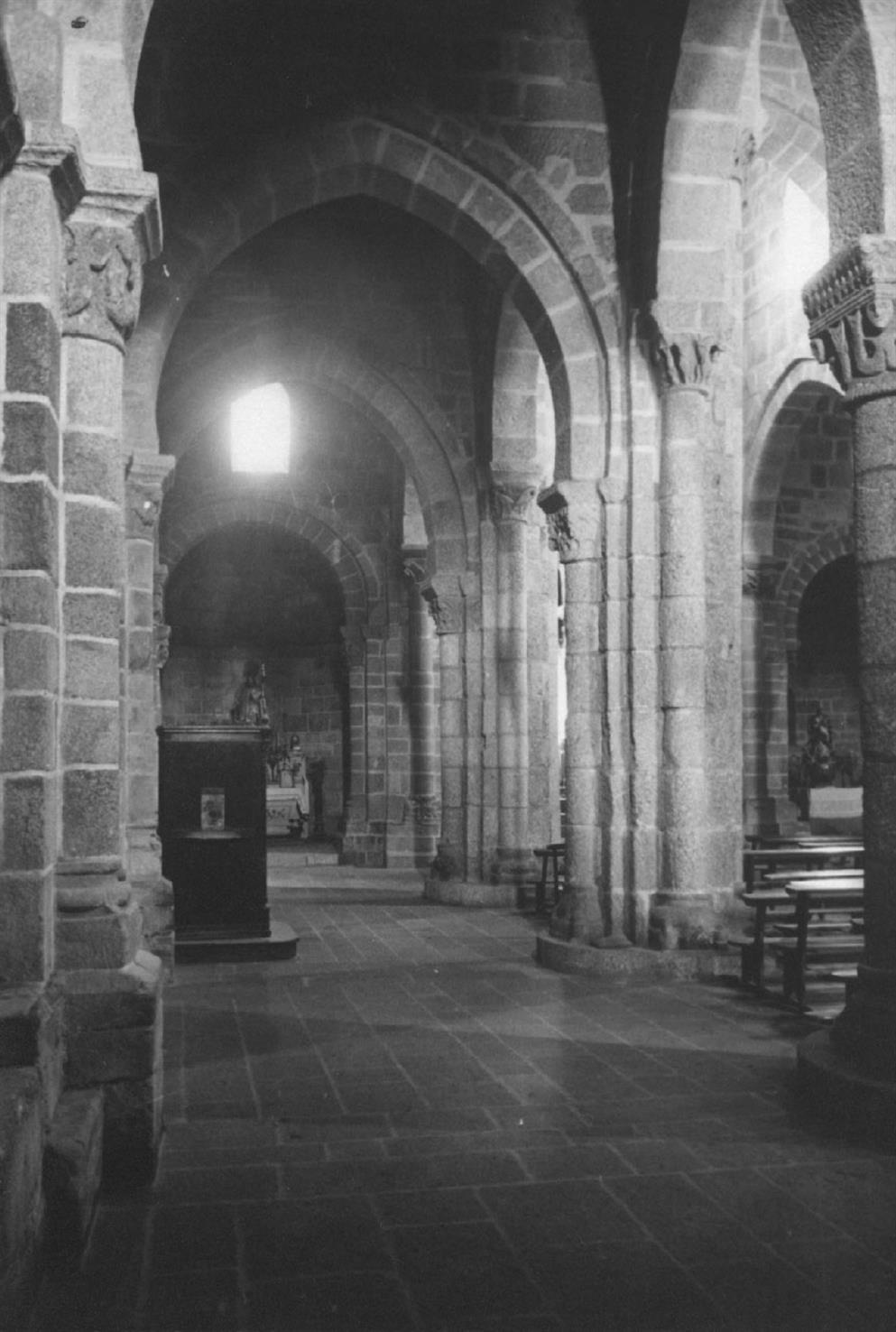 Travanca : concelho de Amarante : nave lateral da igreja matriz