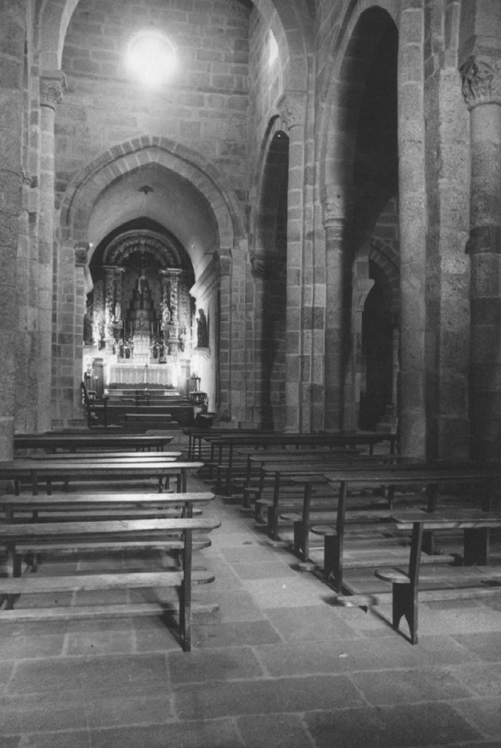Travanca : concelho de Amarante : nave central da igreja matriz