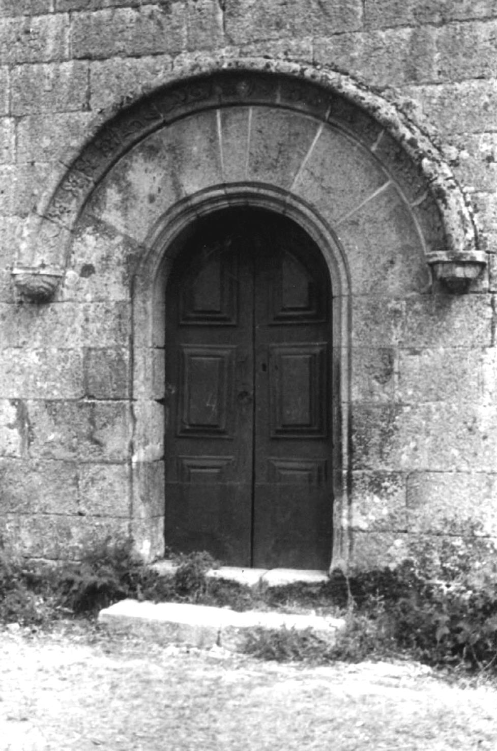 Mouçós : concelho de Vila Real : porta lateral da Igreja da Senhora de Guadalupe