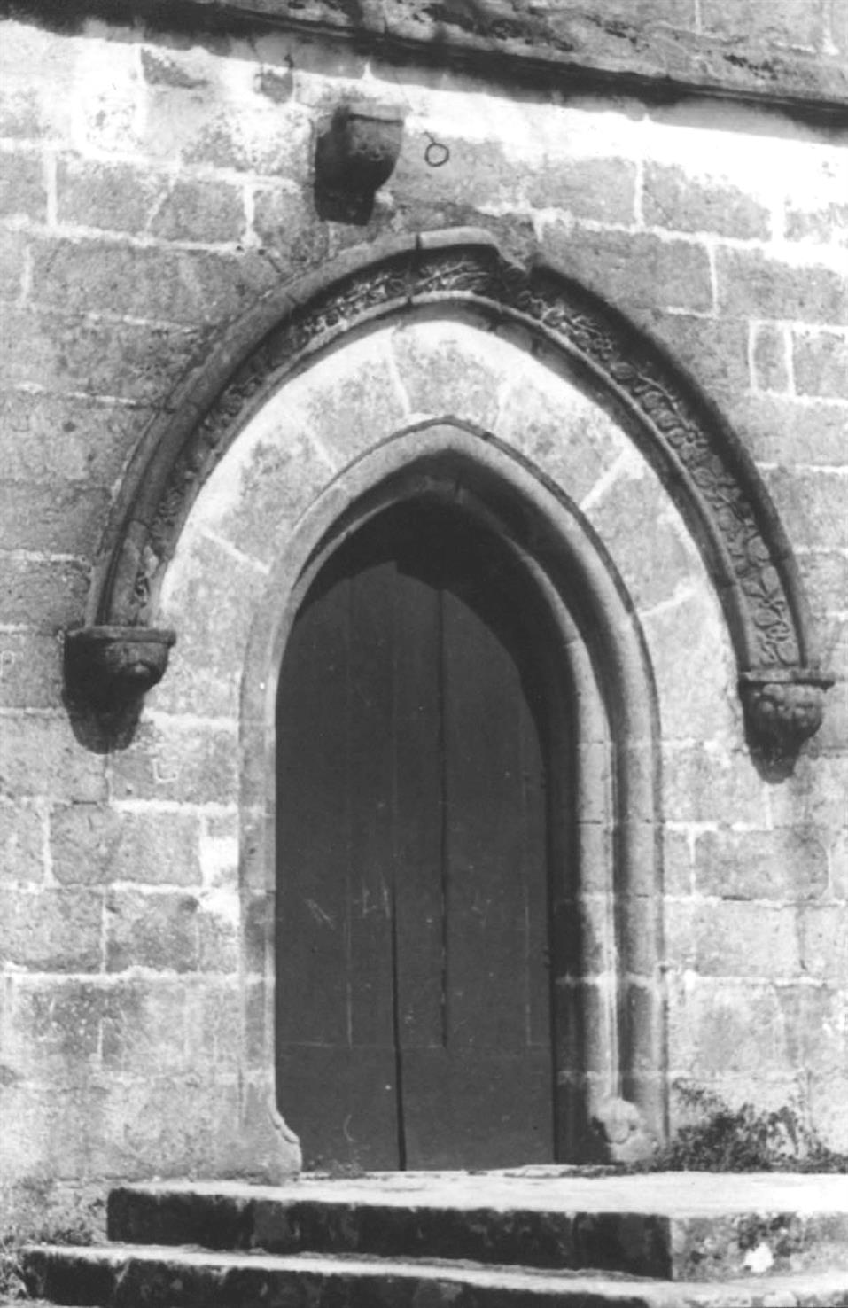 Mouçós : concelho de Vila Real : porta principal da Igreja da Senhora de Guadalupe